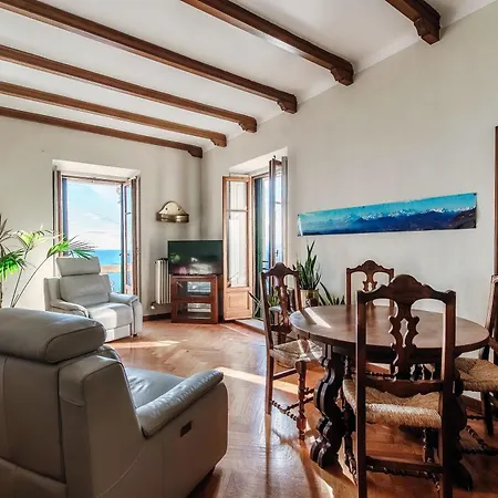 아파트 Almost Paradise By Quokka 360 - Flat With A View Of